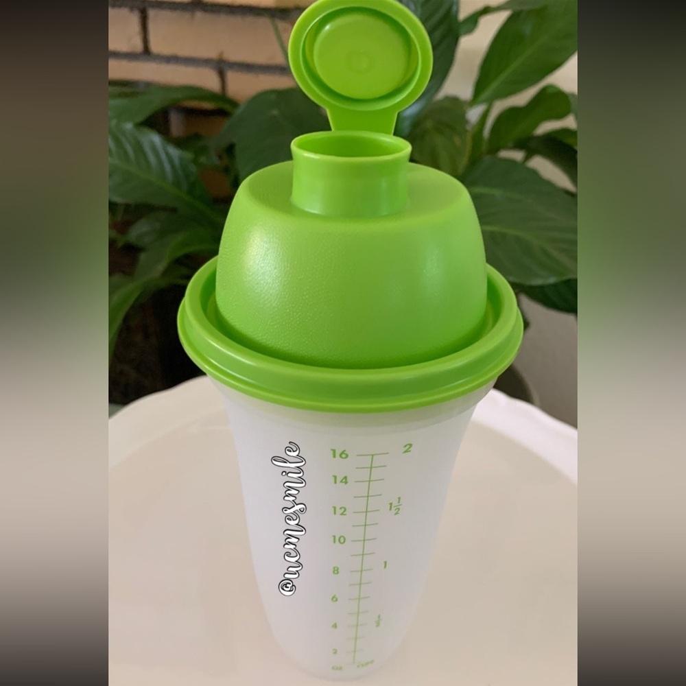 Tupperware Quick Shake - Blender / Mixer / Shaker
